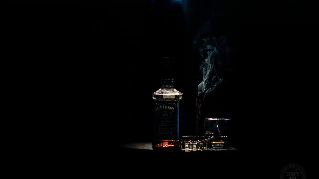Kolesterol Naik Karena Apa? Ini Penyebab dan Solusinya 3 cigarette smoke alcohol glass