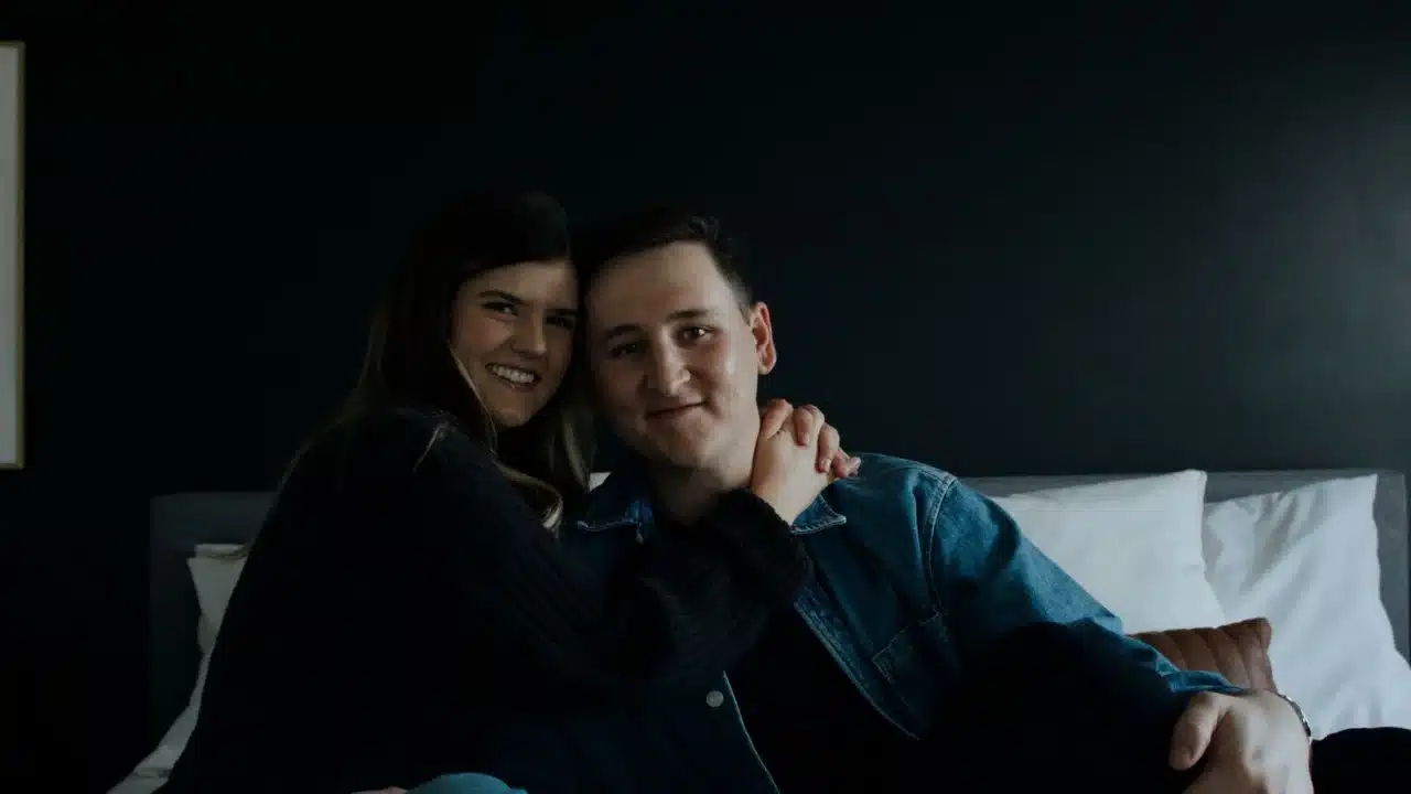 Posisi Seks yang Membuat Pria Tahan Lama dan Tips Ampuh 3 couple sitting intimacy bedroom warmth