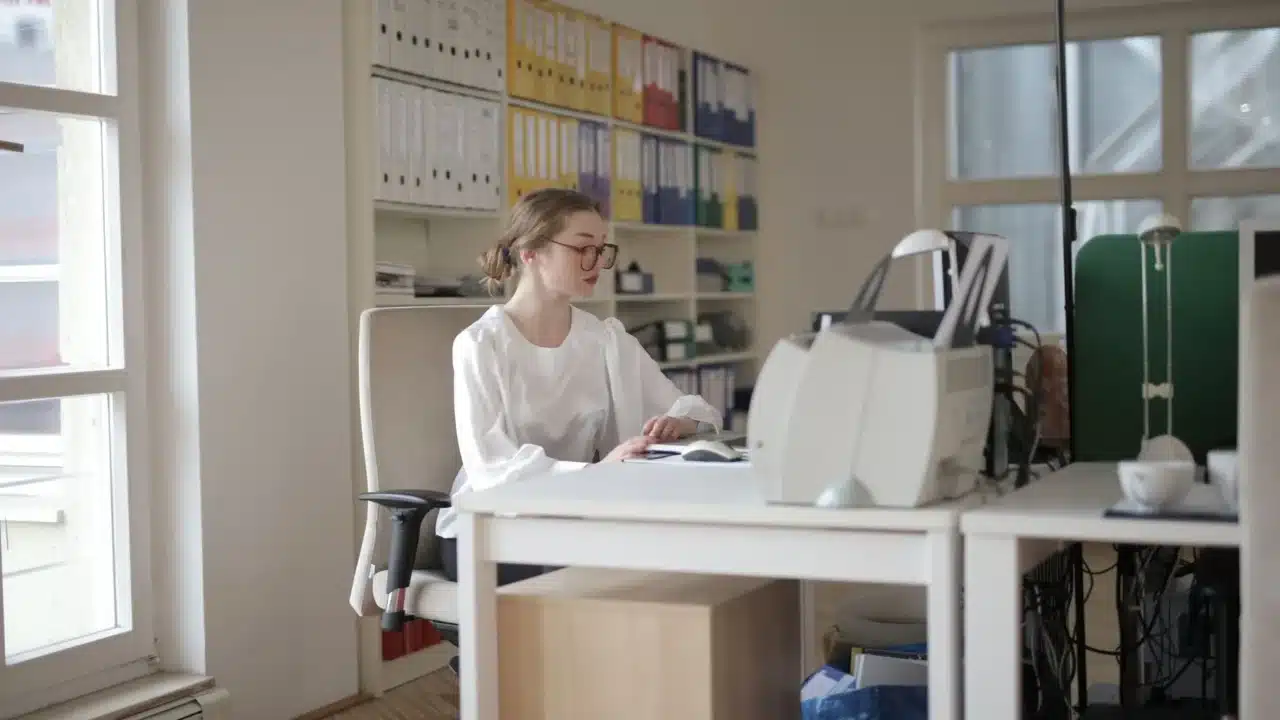 7 Penyebab Pegal Linu pada Tubuh dan Cara Mengatasinya 2 desk worker bad posture