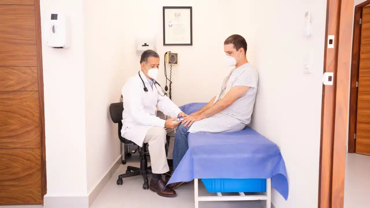 Tips Program Hamil Efektif untuk Pasangan Suami Istri 1 doctor consultation medical checkup