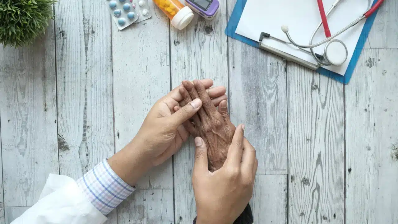 Salep Psoriasis Ampuh: Panduan Lengkap & Rekomendasi Terbaik 4 Doctor Consultation Patient Hands