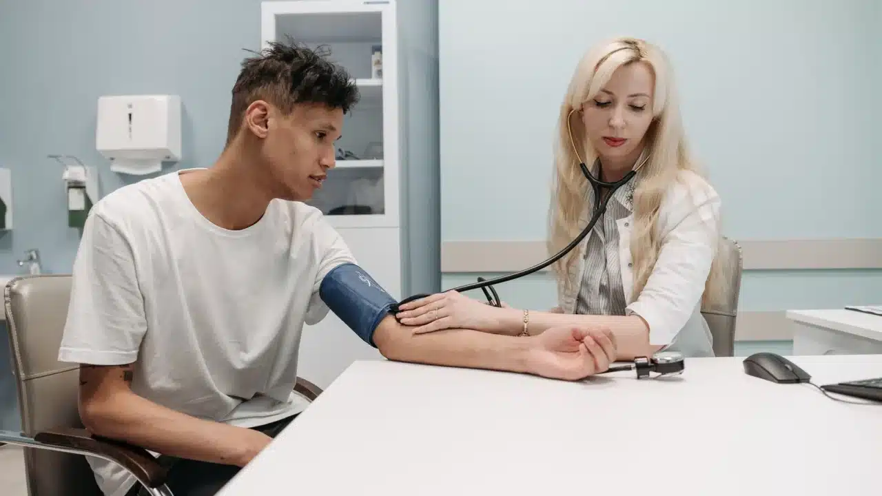Cara Mengecilkan Varikokel: Solusi Alami dan Medis 1 doctor exam medical illustration