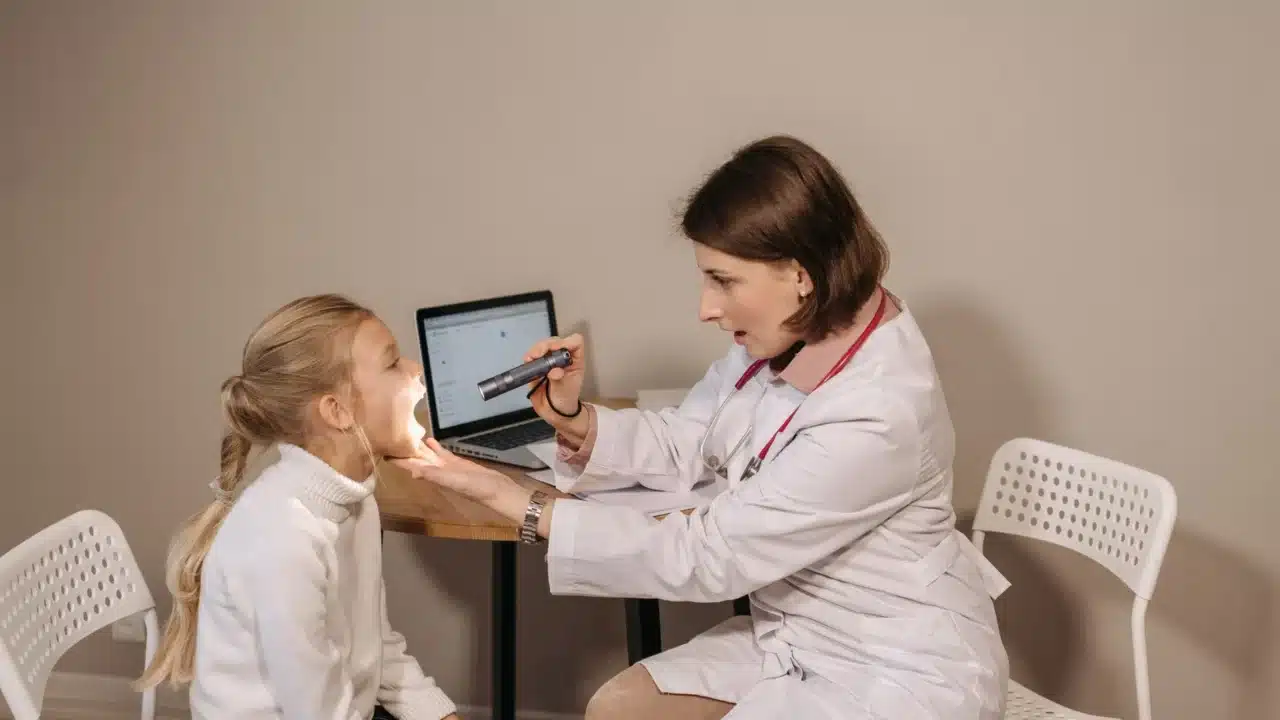 Kenali Gejala Ambeien Sejak Dini dan Penanganannya 1 doctor examination medical clinic