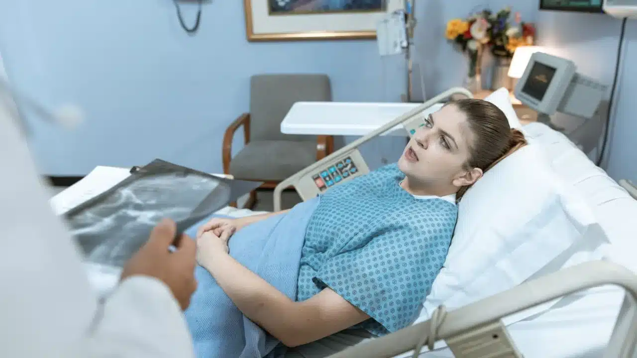 Tanda-tanda Stroke yang Wajib Diwaspadai dan Dikenali 1 doctor hospital medical care
