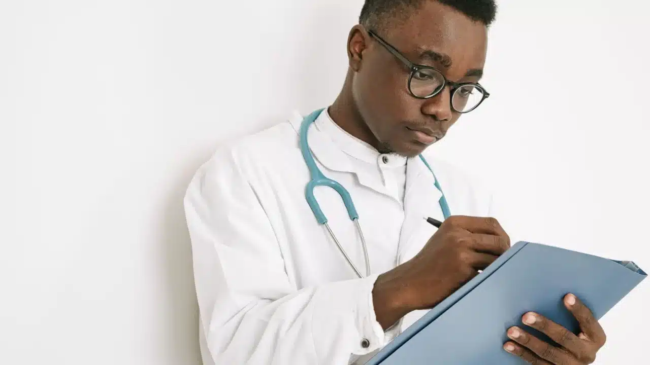 Panduan Hidup dengan Tumor: Langkah & Tips Praktis 1 doctor hospital medical result stethoscope