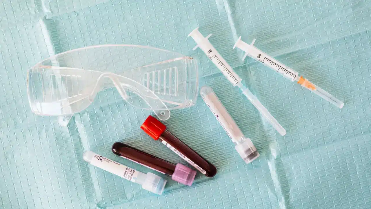 Parasit Penyebab Malaria: Jenis, Siklus, dan Bahayanya 2 doctor laboratory blood test