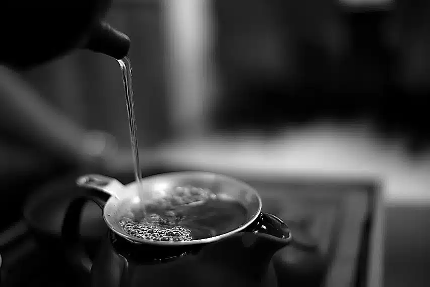 Penanganan Flu di Rumah: Panduan Efektif Cepat Sembuh 3 drinking water hot tea
