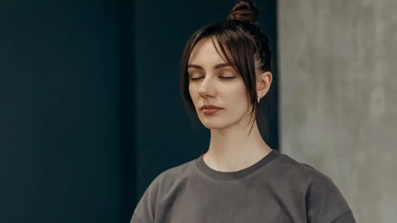 Cara Penyembuhan Mata Minus Secara Efektif dan Medis 4 eye exercise relaxing woman