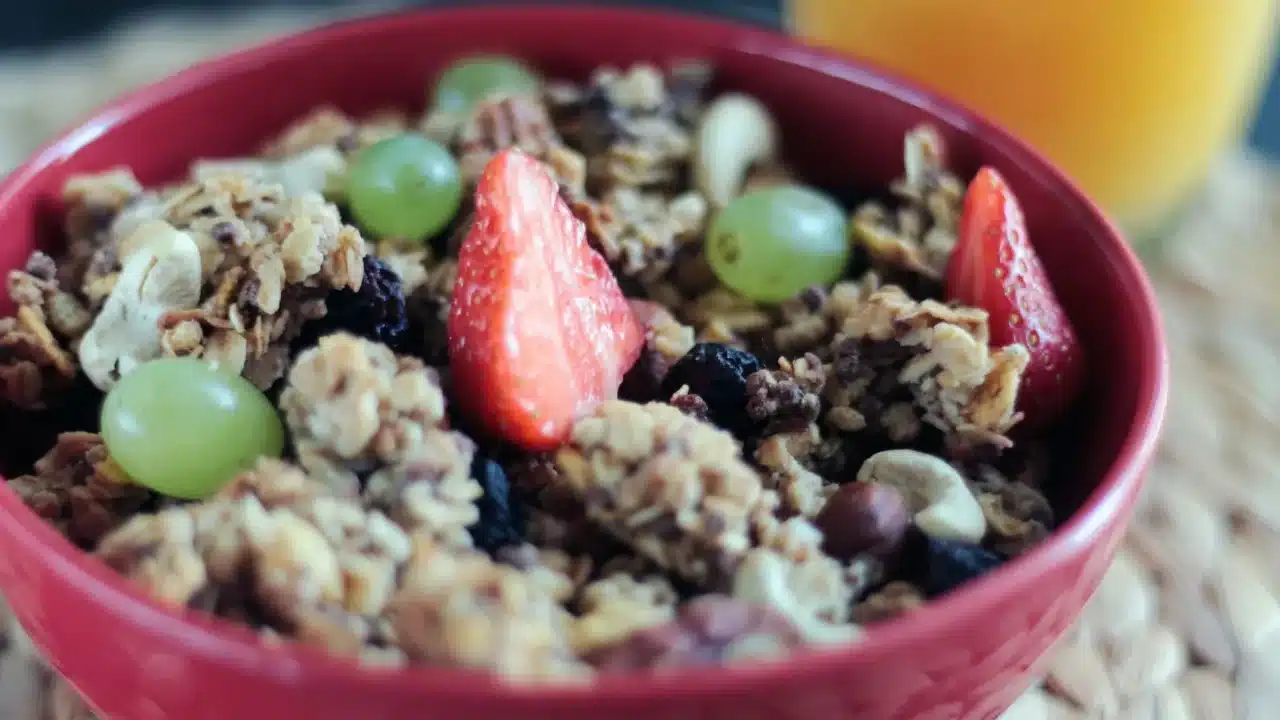 Makanan Pencegah Turun Berok: Panduan Lengkap & Tips 2 Fiber Rich Food Oatmeal Bowl