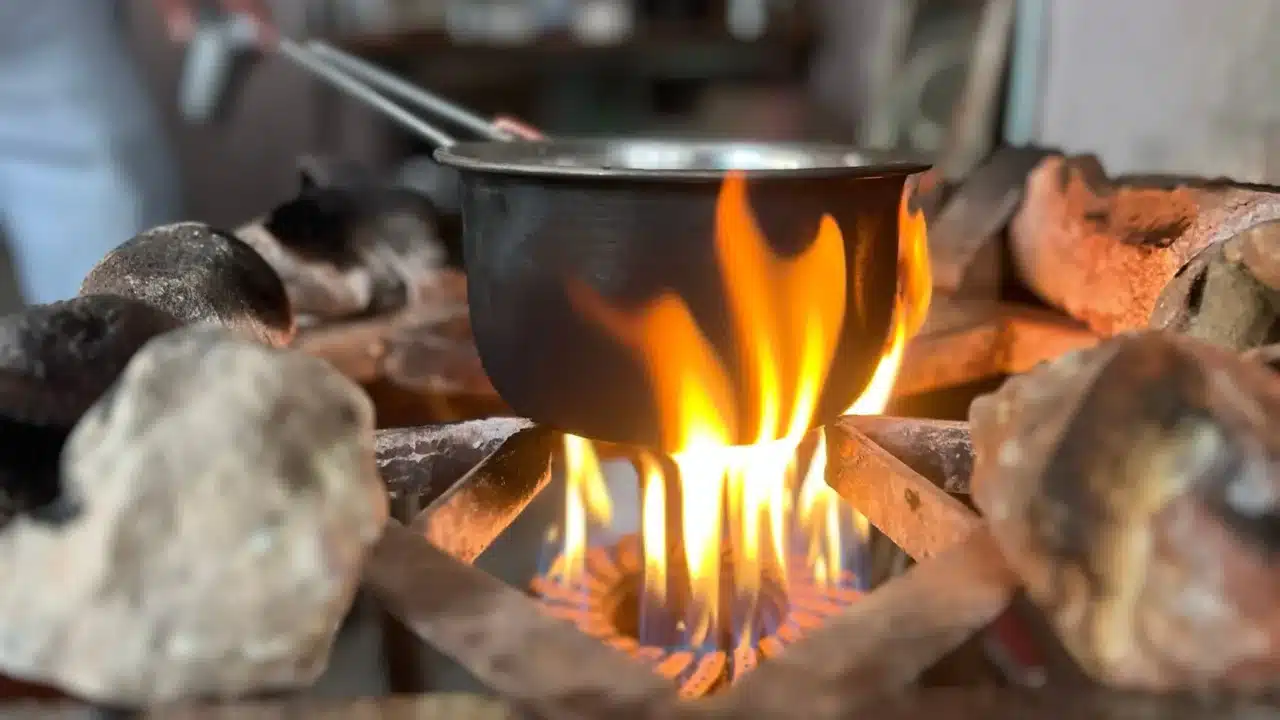 7 Utama Penyebab PPOK yang Wajib Diwaspadai dan Pemicunya 3 firewood stove kitchen smoke