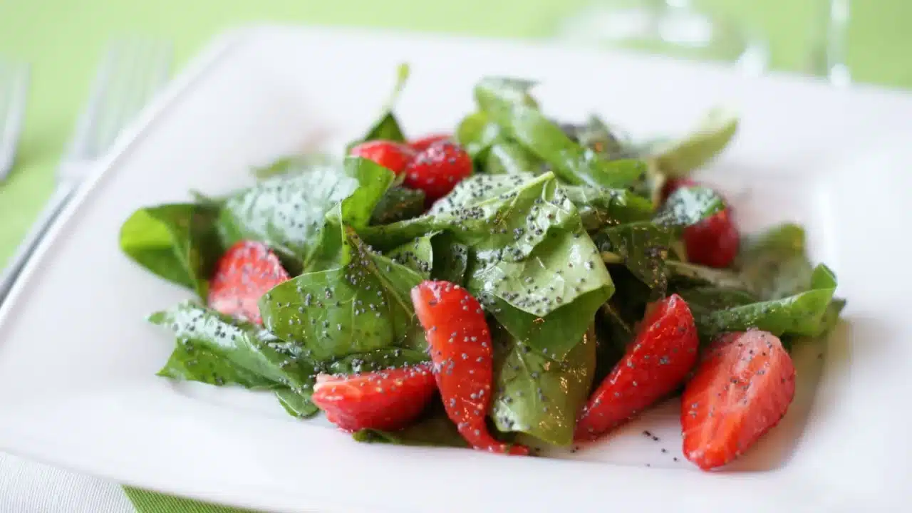 Makanan untuk Penderita Hepatitis: Panduan Diet Sehat Hati 2 fresh berries green spinach