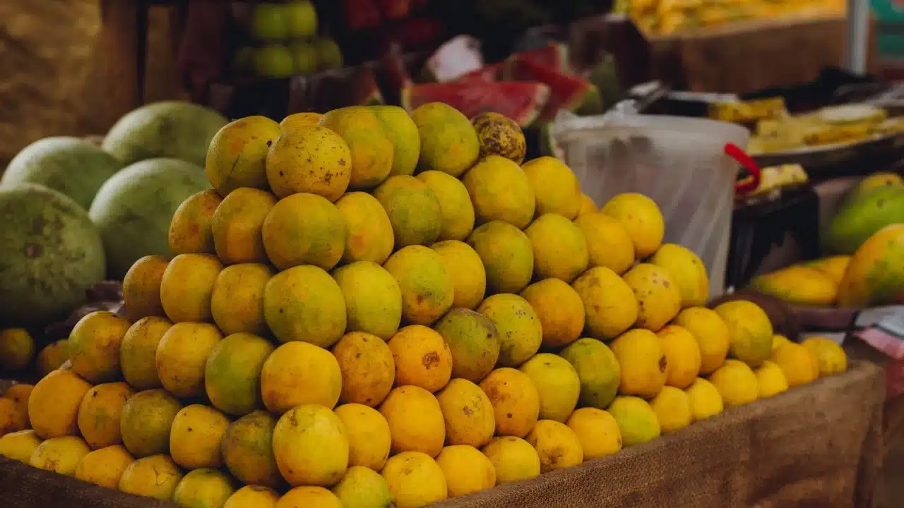 10 Makanan Pencegah Kanker Paru-Paru Terbaik 3 fresh fruits oranges