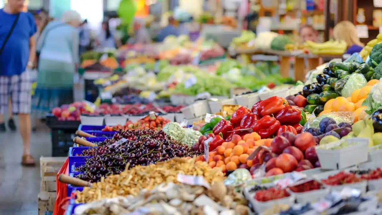 Cara Mencegah Katarak Sejak Dini untuk Mata Sehat 1 fresh vegetables healthy food