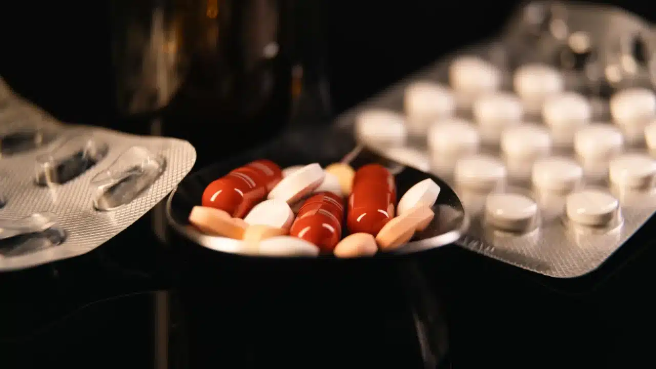 Katarak pada Usia Muda: Penyebab, Gejala, dan Solusi 2 Genetic Code Injury Eye Medication Pills