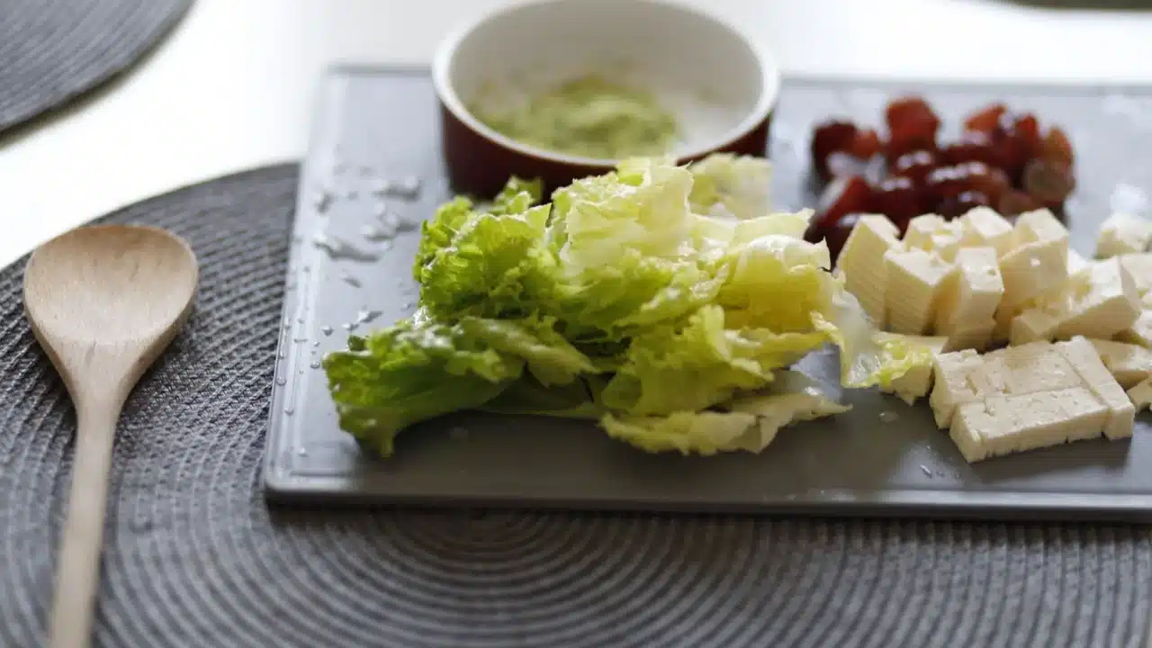 Makanan untuk Penderita Obesitas: Panduan Diet Sehat 1 healthy food salad plate