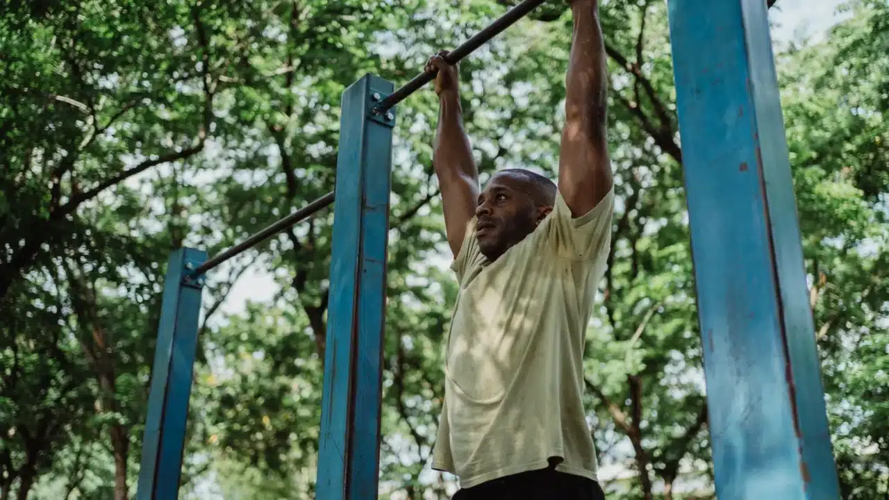 Penyubur Kandungan Pria: Panduan Lengkap untuk Kesuburan 3 Healthy Lifestyle Man Exercising