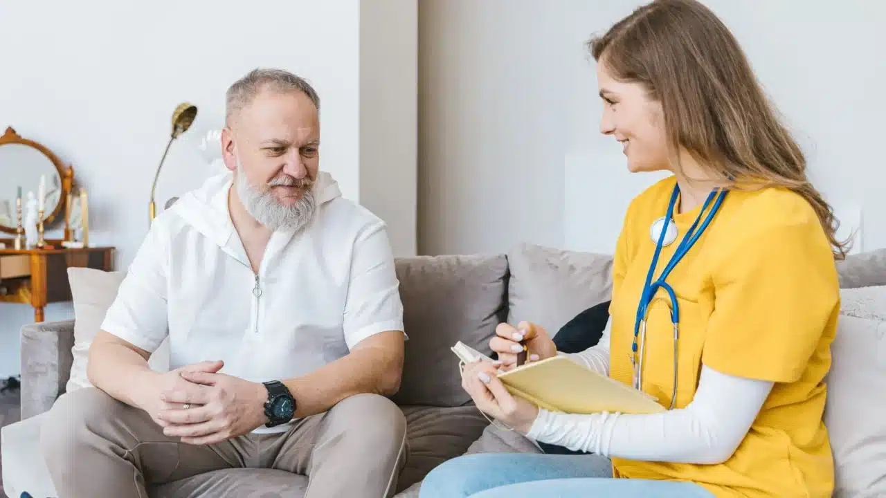 Terapi Syaraf Kejepit di Rumah: Panduan Lengkap & Aman 2 Home Therapy Patient Doctor Consultation