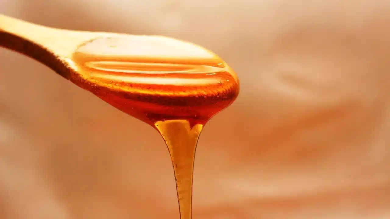 Cara Minum Madu yang Benar untuk Kesehatan Maksimal 2 honey jar spoon measure
