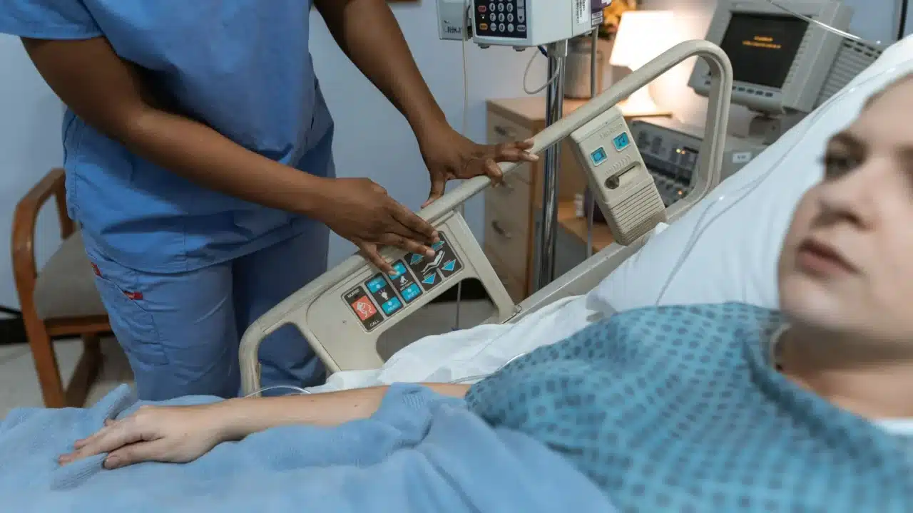 Perkembangan HIV Menjadi AIDS: Tahapan, Gejala, dan Mencegahnya 4 hospital bed medical monitor