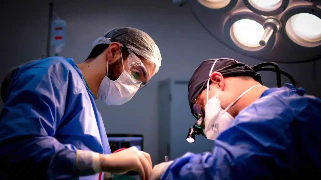 Pemulihan Setelah Operasi Batu Empedu: Panduan Lengkap 1 hospital bed surgeon