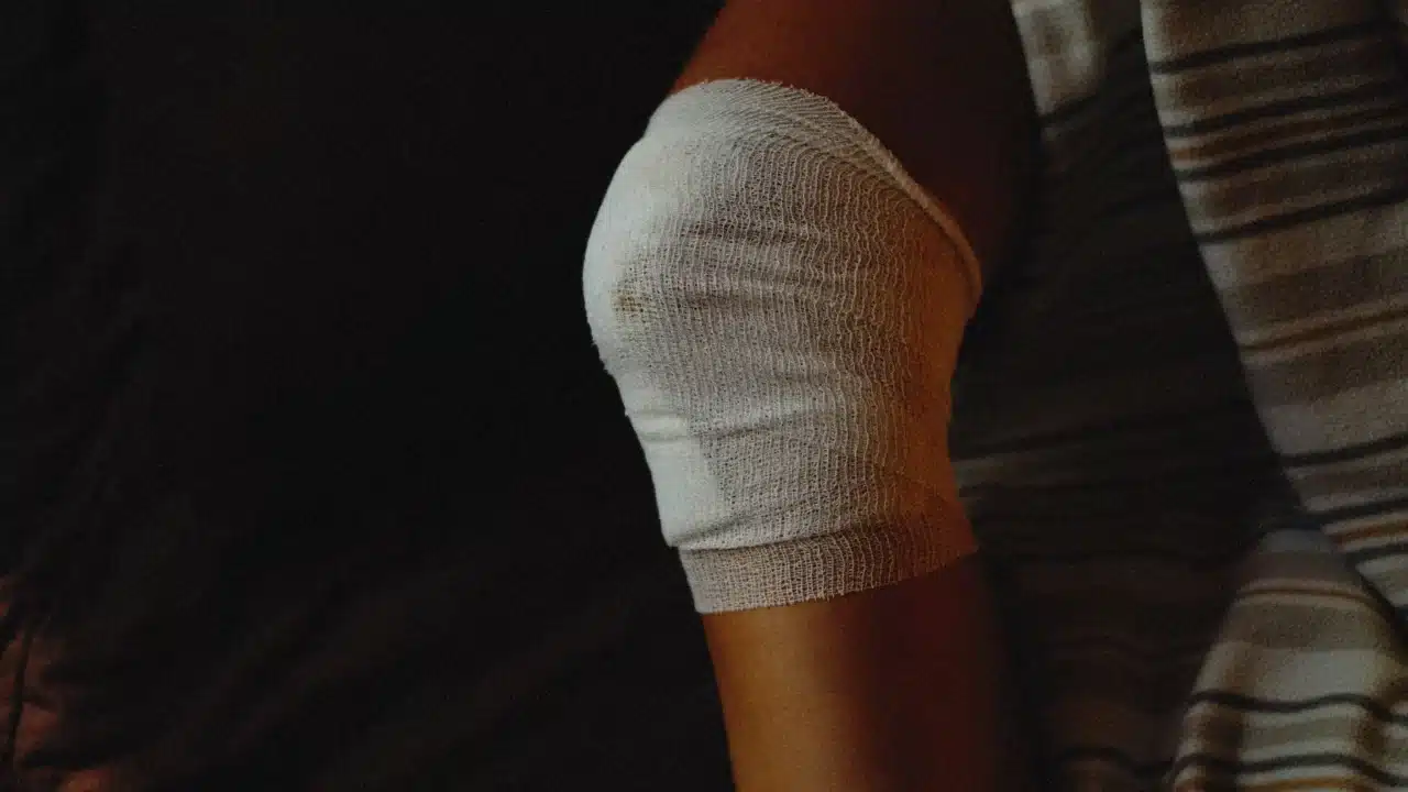 Penyebab Nyeri Sendi: Panduan Lengkap & Cara Mengatasinya 2 Joint Injury Knee Pain Sprain