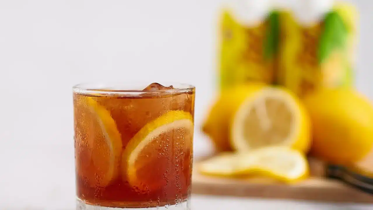 Cara Minum Madu yang Benar untuk Kesehatan Maksimal 4 lemon slice ginger tea