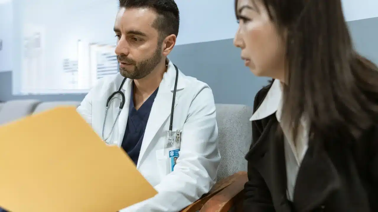 7 Tanda Awal Jantung Koroner yang Wajib Diwaspadai 4 male female patient doctor consultation