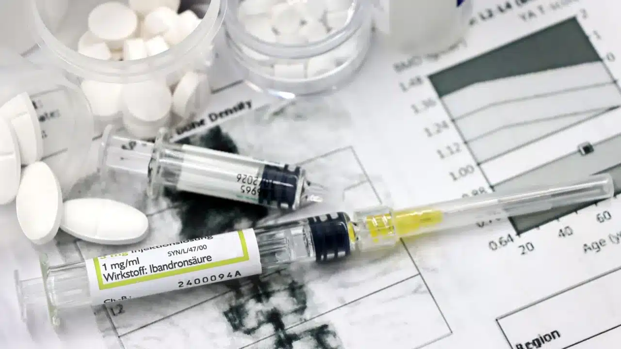 Cara Mengobati Psoriasis: Panduan Medis dan Alami 3 medicine pill injection syringe