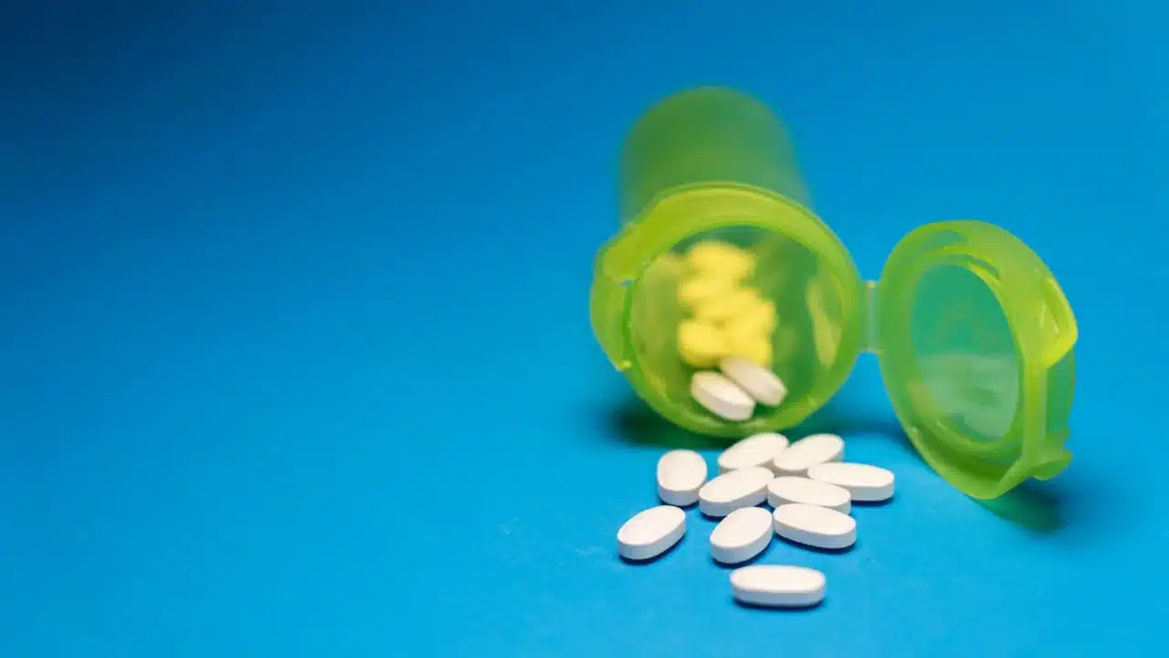 Cara Mengobati Abses Perianal Secara Efektif dan Tepat 3 medicine pills pharmacy bottle