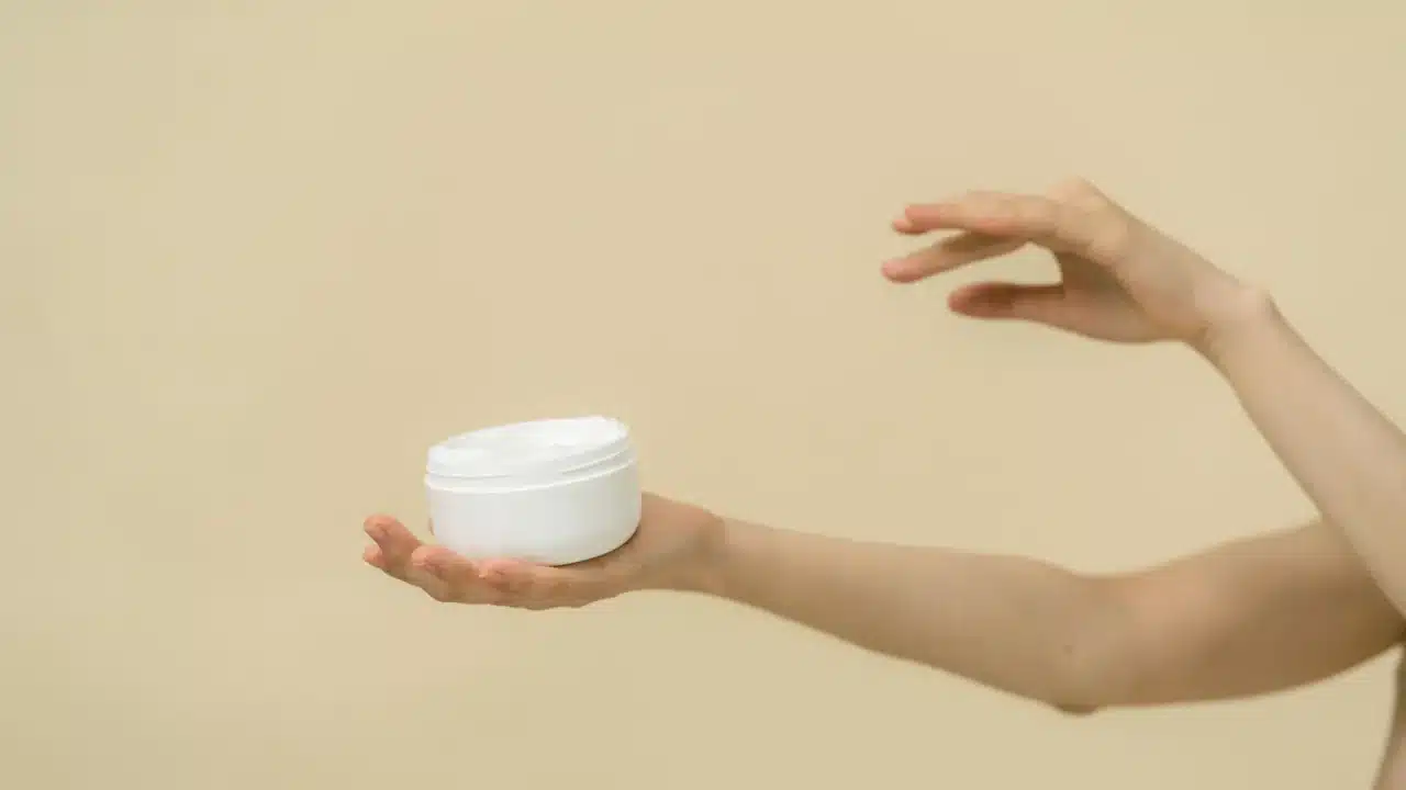 Cara Merawat Kulit Berjerawat secara Efektif dan Aman 3 moisturizer cream face lotion