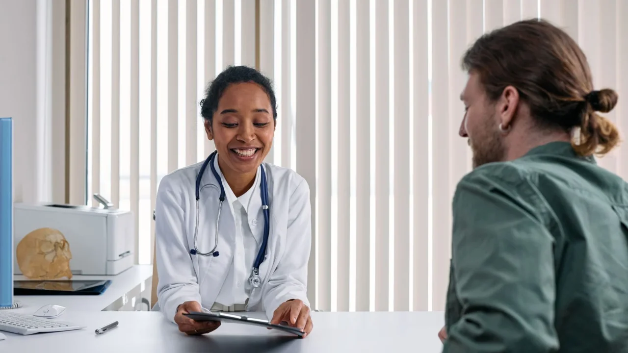 Kenali Tanda Kanker Ovarium Stadium Awal Sejak Dini 4 pelvic discomfort doctor consultation
