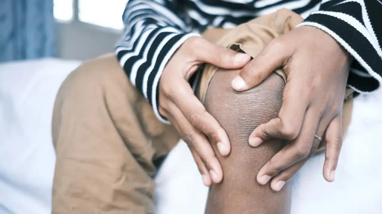 Perbedaan Batu Ginjal dan Sakit Pinggang Lengkap 3 person in pain medical exam