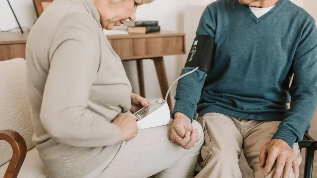 Gejala Stroke yang Wajib Diwaspadai dan Penanganannya 4 senior man blood pressure