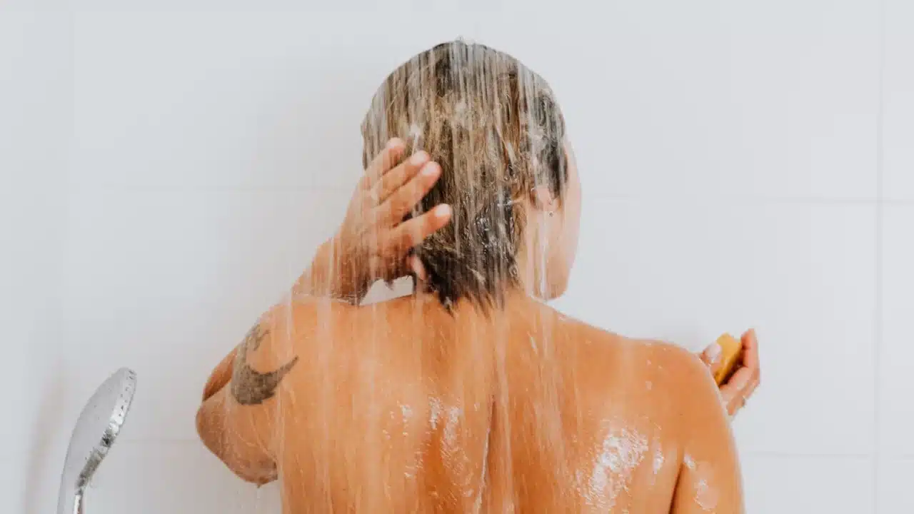 Cara Mencegah Gatal Selangkangan Paling Ampuh dan Alami 1 shower soap