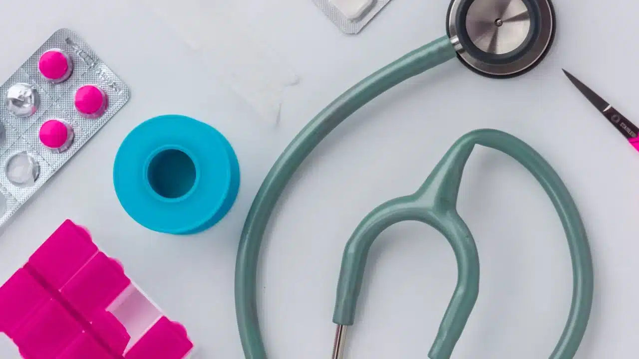 Perkembangan HIV Menjadi AIDS: Tahapan, Gejala, dan Mencegahnya 3 stethoscope pills