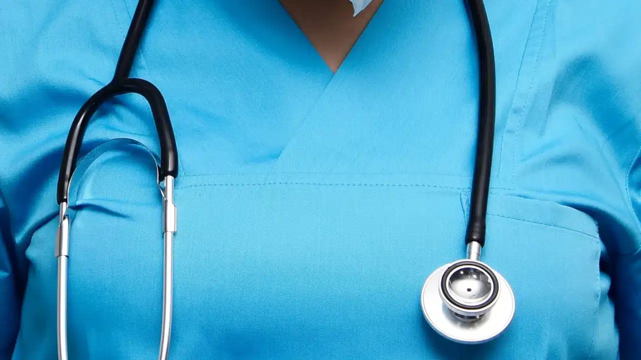 Asam Lambung vs GERD: Perbedaan, Gejala, dan Penanganan 1 stomach anatomy doctor stethoscope