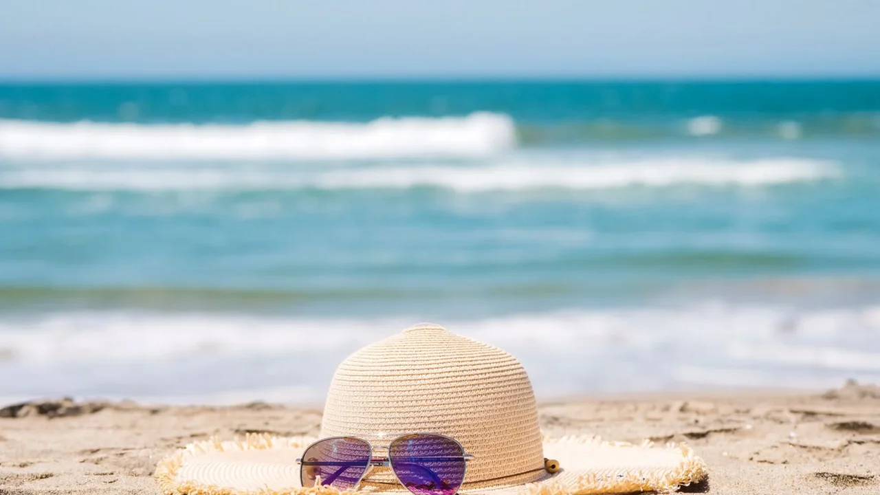 Cara Mencegah Kanker Kulit: Langkah Efektif dan Tepat 3 sun hat sunglasses