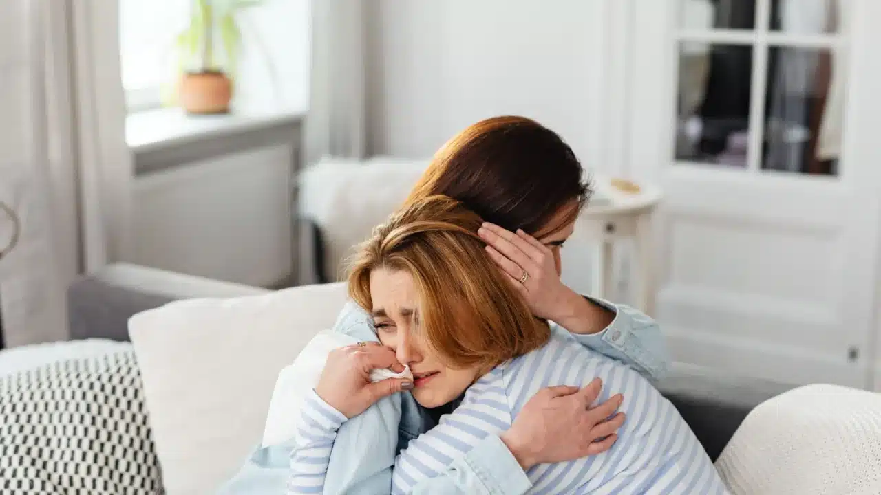 Panduan Hidup dengan Tumor: Langkah & Tips Praktis 2 support group mental health family hug