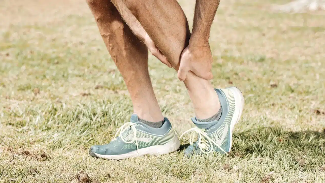 Apa itu Varises? Penyebab, Gejala, dan Cara Mengobatinya 3 swollen ankle leg pain