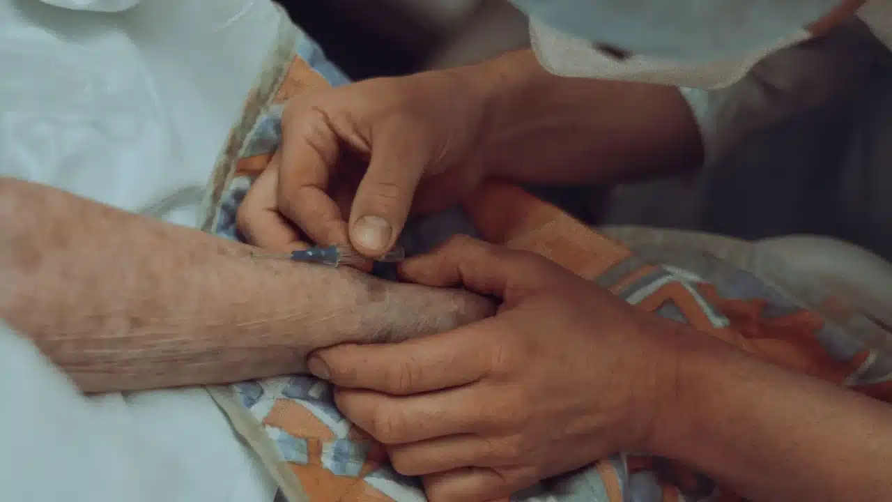 Panduan Lengkap Diabetes Melitus: Gejala & Obatin 2 syringe patient