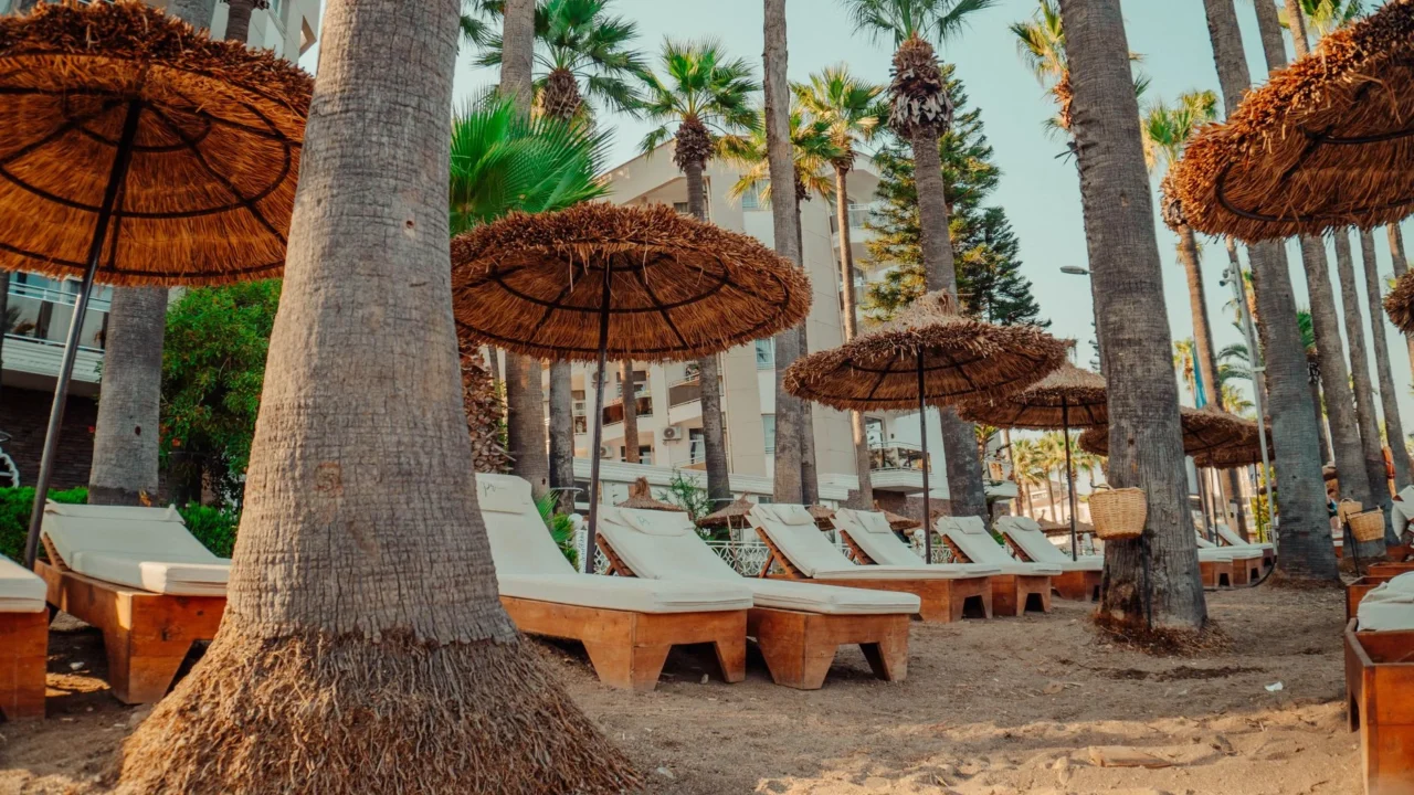 Cara Mencegah Kanker Kulit: Langkah Efektif dan Tepat 4 tanning bed outdoor beach