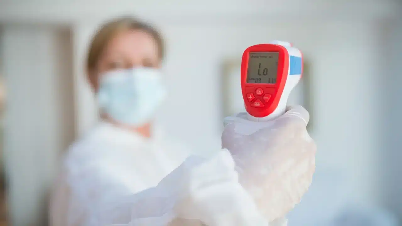 Perkembangan HIV Menjadi AIDS: Tahapan, Gejala, dan Mencegahnya 2 thermometer doctor