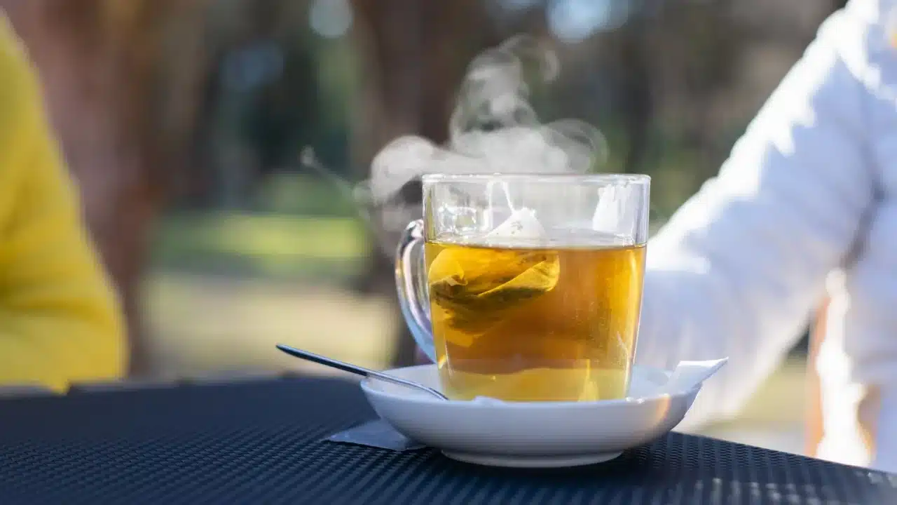 Cara Minum Madu yang Benar untuk Kesehatan Maksimal 3 warm water glass cup