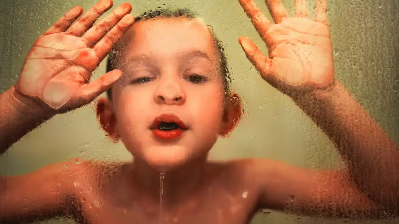 Cara Merawat Kulit Berjerawat secara Efektif dan Aman 2 washing face water splash