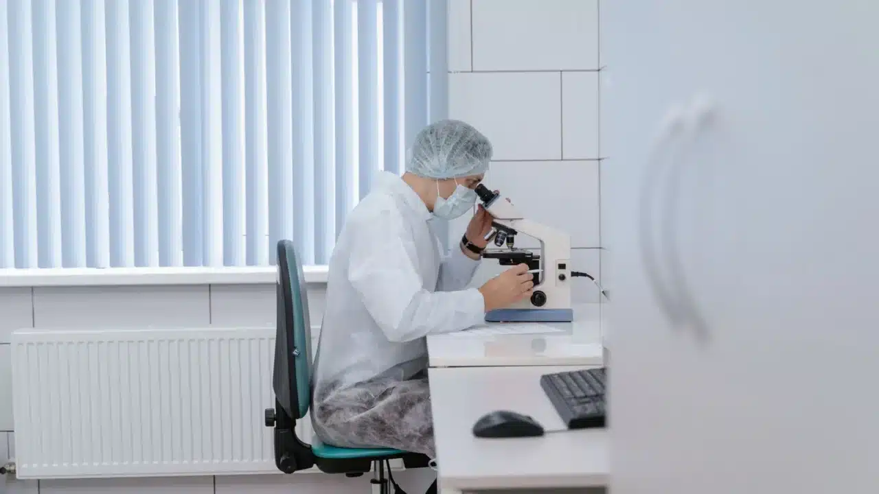 Penyakit Gonore Adalah: Penyebab, Gejala, dan Obatnya 1 bacteria microscope doctor