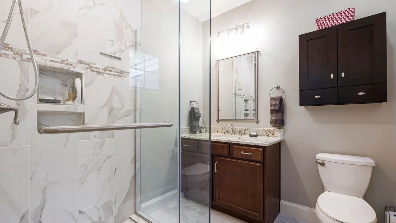Cara Memeriksa Varikokel Sendiri: Panduan Lengkap di Rumah 2 bathroom mirror shower head
