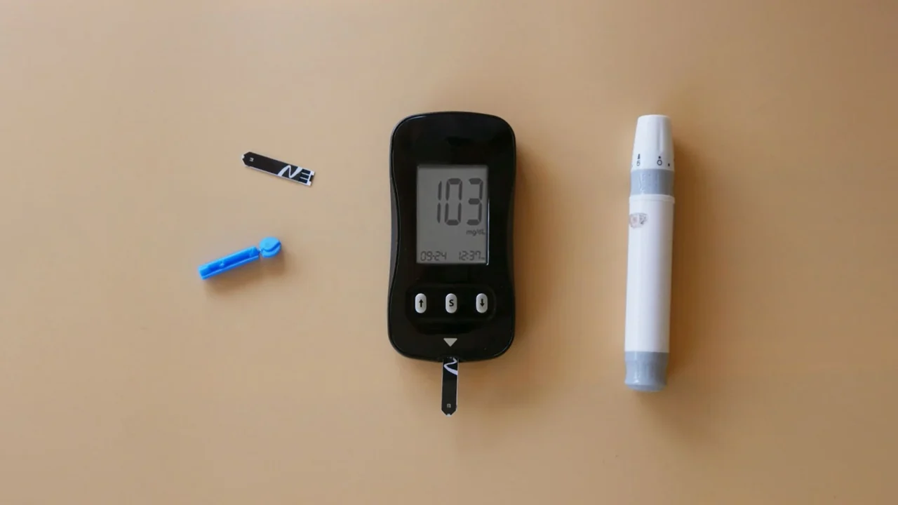 Faktor Risiko Stroke: Pemicu, Deteksi, dan Pencegahan 3 blood pressure glucose monitor