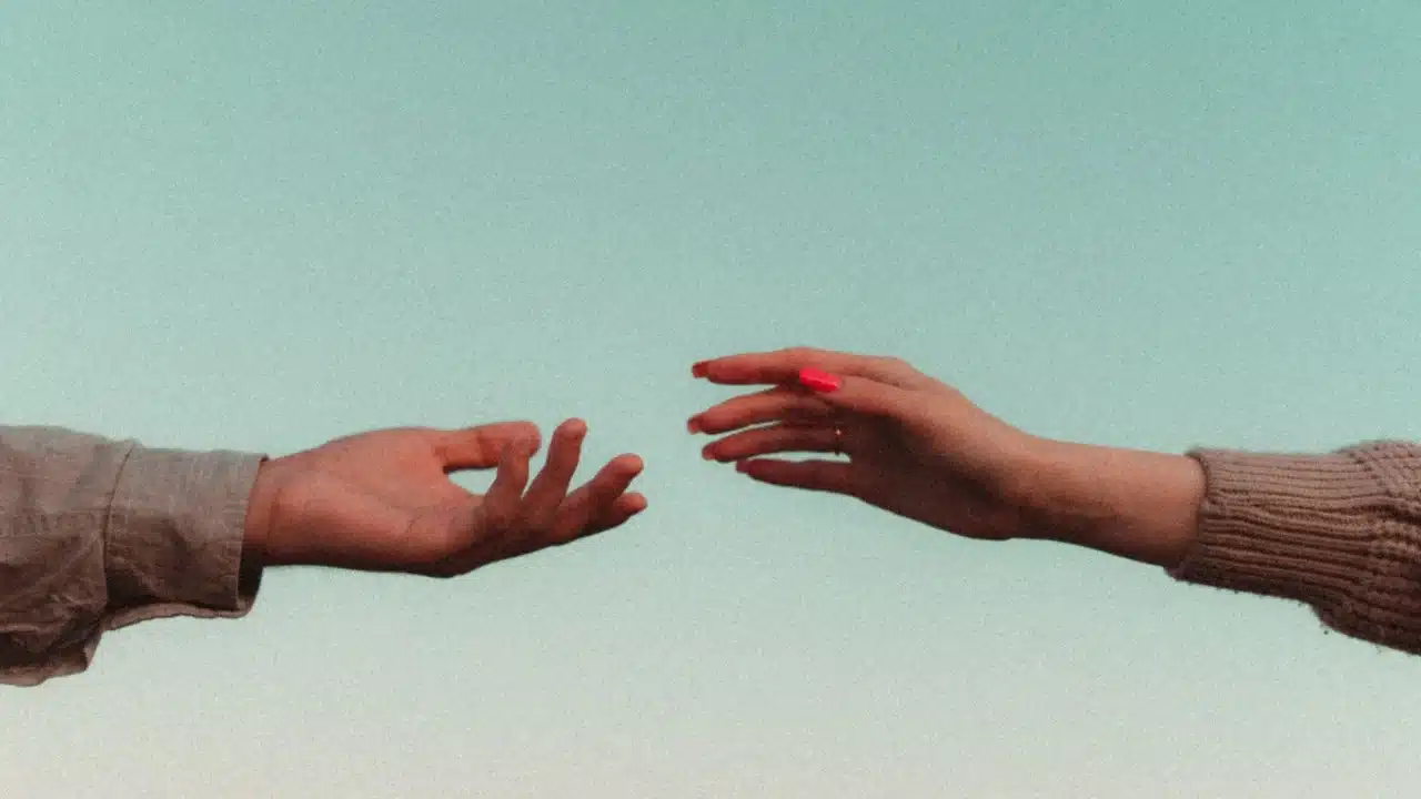 Penyakit Gonore Adalah: Penyebab, Gejala, dan Obatnya 3 couple handshake hygiene