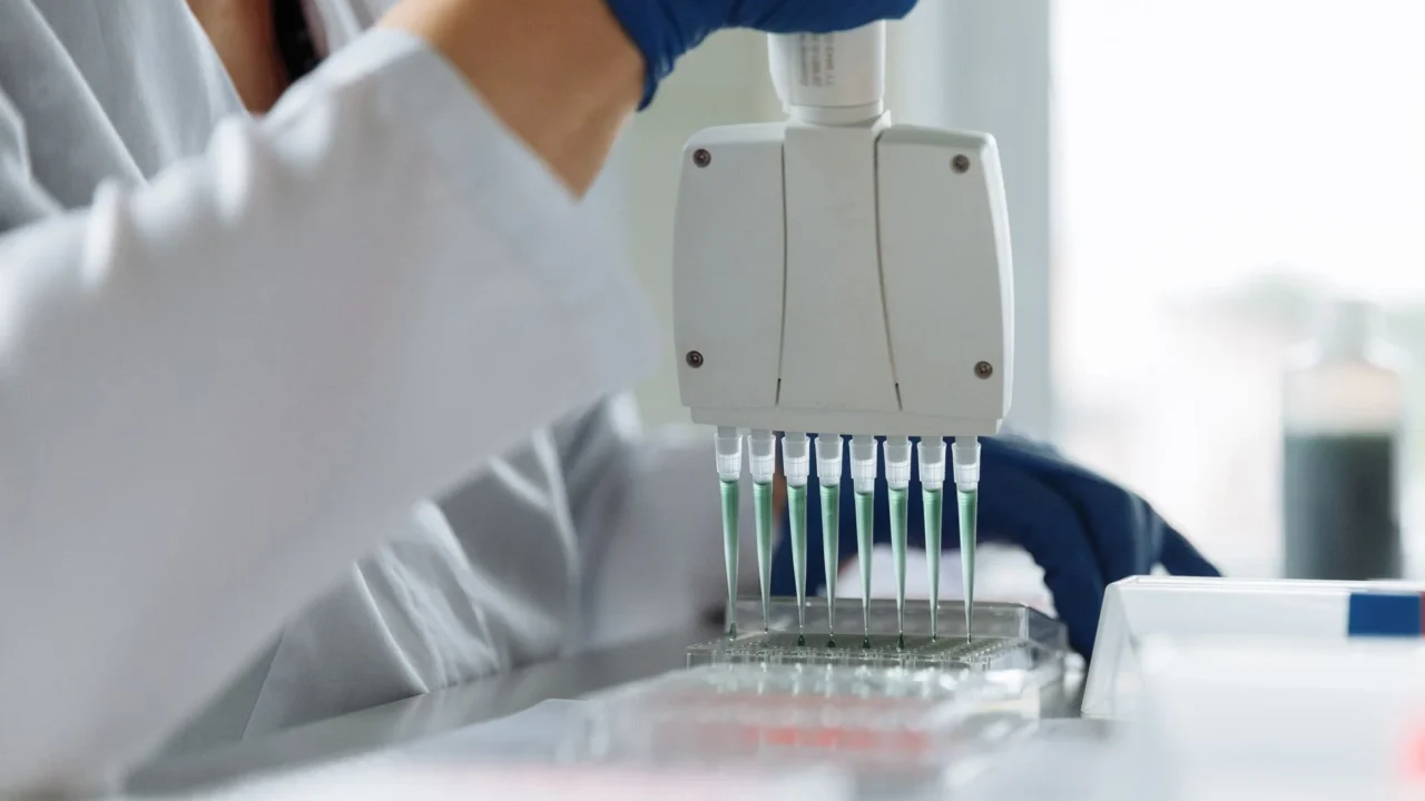Eksim Menular atau Tidak? Simak Fakta Medis Ini 2 DNA double helix immune cells