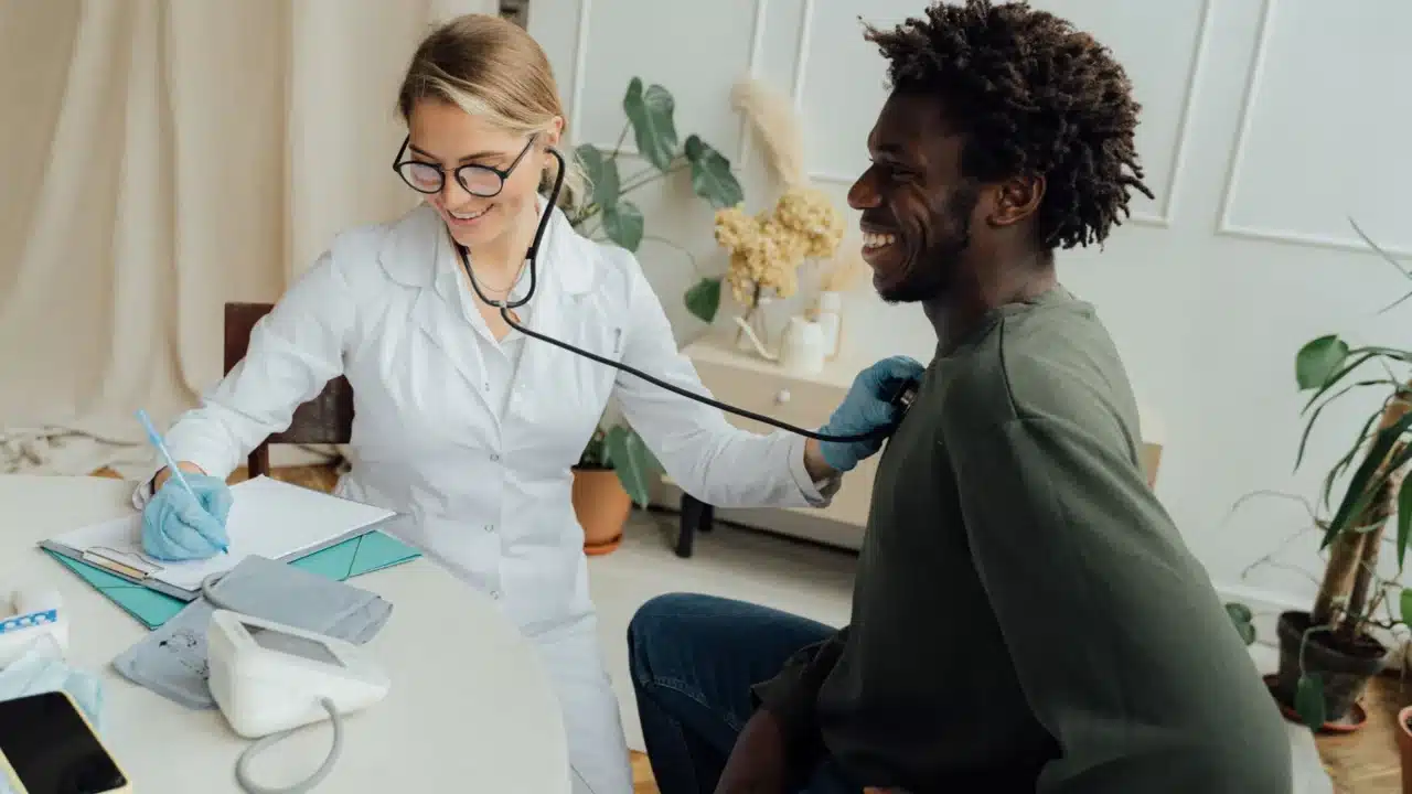Raja Singa Menular Lewat Apa? Ini Penyebab dan Cara Cegah 4 doctor exam medical checkup